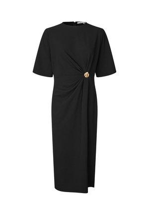 Czarna sukienka z krótkimi rękawami, z ozdobnym skręceniem w talii i złotym guzikiem, wykonana z gładkiej, teksturowanej tkaniny.