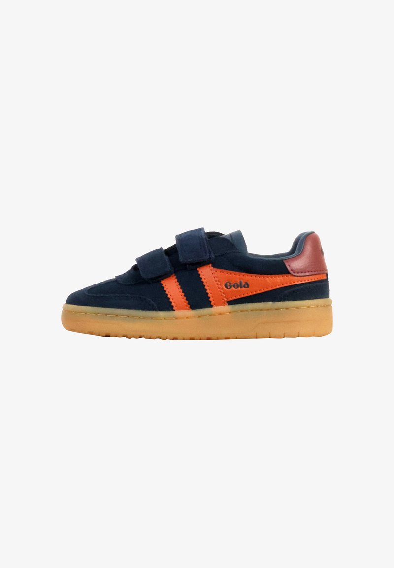 Basket bleu marine avec des bandes orange, deux bandes velcro, semelle en gomme et patch rouge au talon, marqué "Gola" sur le côté.