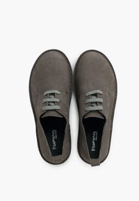 Scarpe in suede grigio con un design a punta rotonda, dotate di lacci grigi e una fodera interna nera. Dettaglio di cuciture lungo i bordi.