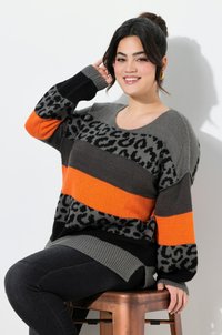 Pullover mit horizontalen Streifen in Grau, Schwarz und Orange sowie einem Leopardenmuster; lockere Passform und gestrickte Textur.