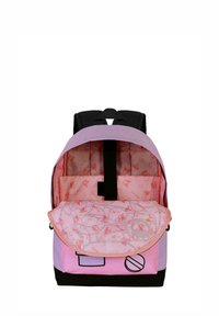 Mochila en lila y rosa, con un interior estampado con motivos de dibujos animados, ribetes negros y cierre de cremallera. Dos correas ajustables.
