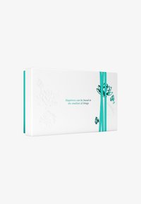Confezione rettangolare bianca con design floreale in rilievo, dettagli in teal e una citazione stampata in nero. Include una chiusura con nastro teal.