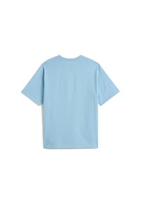 Lyseblå bomulds-t-shirt, kortærmet, rund hals, enkel design uden udsmykninger eller mønstre. Vist fra ryggen.