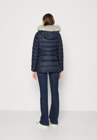 Tommy Hilfiger TYRA WITH FUR - Piumino - desert sky