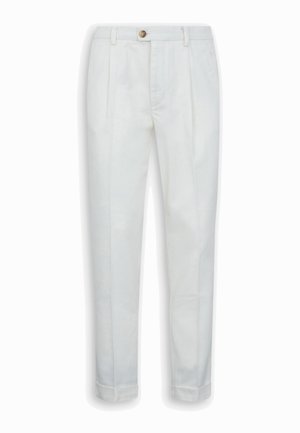 Weiße maßgeschneiderte Hose mit vorderen Falten, umgeschlagenen Säumen, Gürtelschlaufen und braunem Knopfverschluss am Bund.