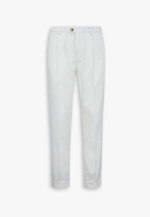 Weiße maßgeschneiderte Hose mit vorderen Falten, umgeschlagenen Säumen, Gürtelschlaufen und braunem Knopfverschluss am Bund.