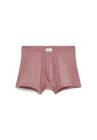 Boxer-briefs pour hommes en rose poussiéreux avec une poche frontale profilée et une étiquette blanche sur la ceinture, disposés à plat sur un fond blanc.