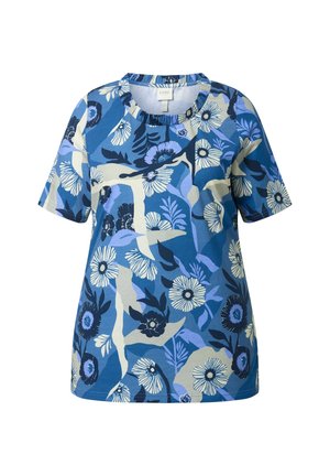 Blauw T-shirt met korte mouwen en ronde hals, met een abstract bloemenpatroon in tinten blauw, wit en zwart.