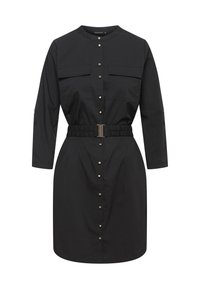 Svart klänning gjord av lättviktsmaterial som har långa ärmar, knappupptill, två bröstfickor och en åtsittande midja med ett metallicbälte.