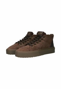 Zapatillas altas de ante marrón con acabado texturizado, puntera redonda y suela de goma plana. Con ojales de metal y cierre frontal con cordones.