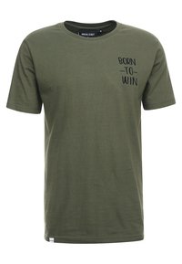 Camiseta de algodón verde oliva con mangas cortas, cuello redondo y texto bordado en negro "BORN TO WIN" en el pecho izquierdo. Textura suave.