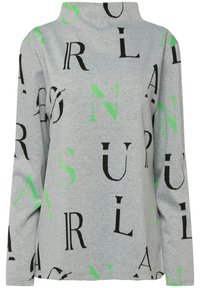 Szary, długi rękaw, bluzka z wysokim kołnierzem, z mieszanką dużych czarnych i neonowozielonych liter w różnych czcionkach na całej tkaninie.