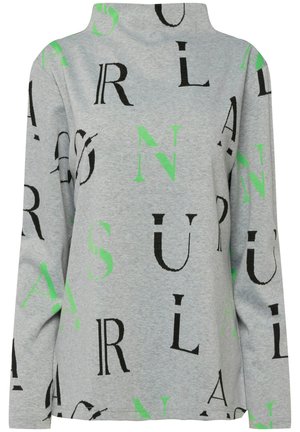 Grå langærmet top med høj krave, der prydes af en blanding af store sorte og neongrønne bogstaver i varierede skrifttyper på stoffet.