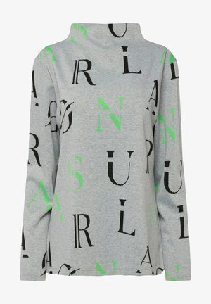 Grå langærmet top med høj krave, der prydes af en blanding af store sorte og neongrønne bogstaver i varierede skrifttyper på stoffet.