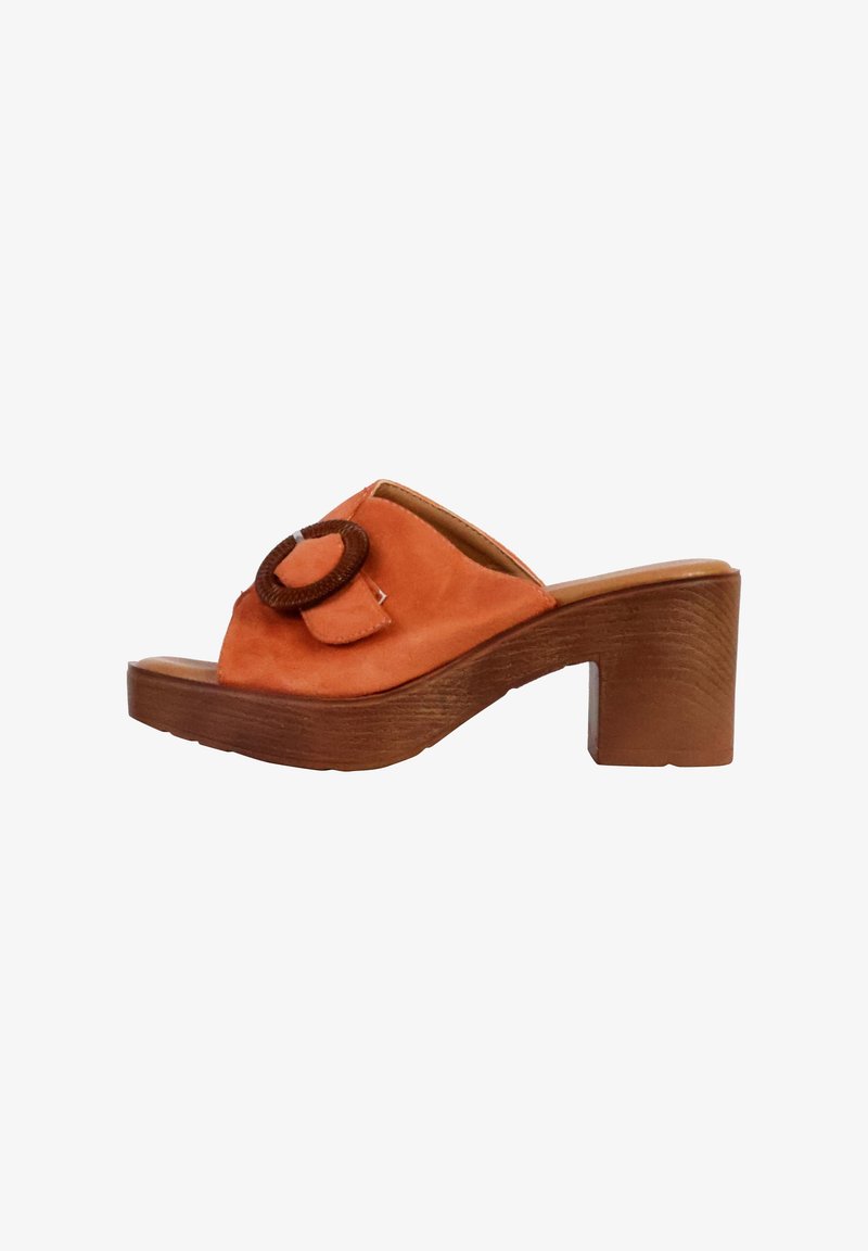 Mule open-toe in suede arancione con un accento circolare e un tacco a blocco in legno. Texture liscia con un motivo tonale leggermente in rilievo.