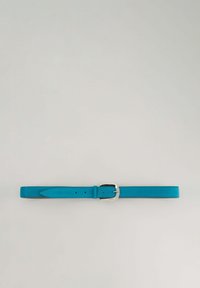 Cintura in pelle blu con fibbia metallica argentata, caratterizzata da una consistenza liscia e un design a punta.