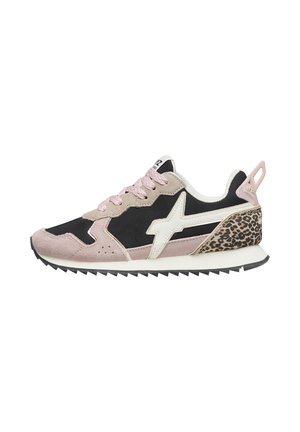 Sneakers sportivi con tomaia in tela nera, dettagli in suede rosa, logo bianco e tallone leopardato. Suola in gomma con battistrada per miglior presa.