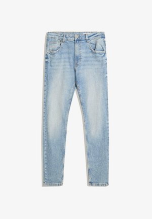 Világoskék, slim fit szabású farmernadrág, öt zsebes kialakítással és enyhén kopott hatással. Gombos záródással és övhurkokkal rendelkezik.