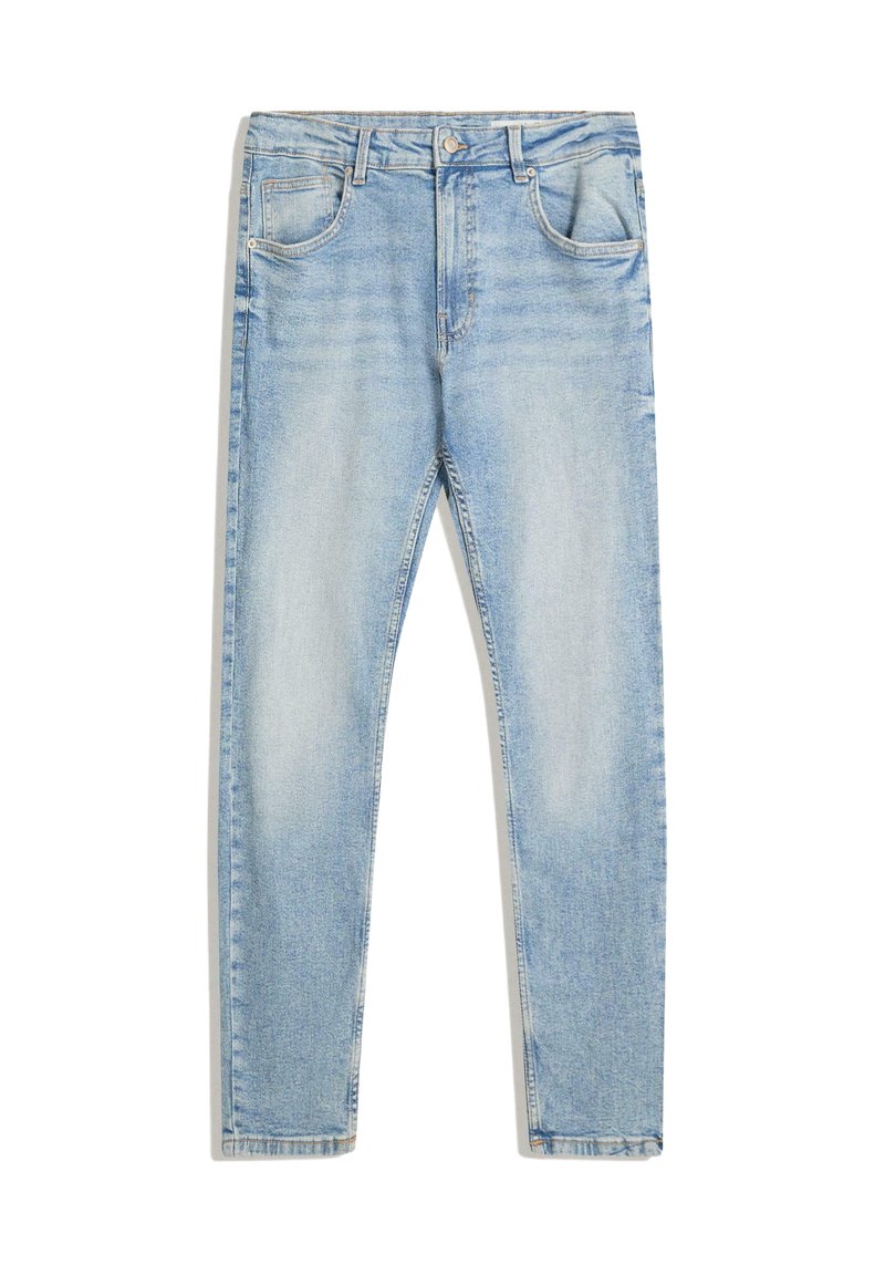 Svetlo modri denim jeans s slim krojem, zasnovo petih žepov in rahlo zbledelim videzom. Imajo zapiranje z gumbom in zanke za pas.