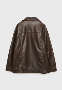 Giacca in pelle marrone con una texture liscia, progettata con un colletto classico e cuciture visibili. Presenta una vestibilità rilassata e oversize.