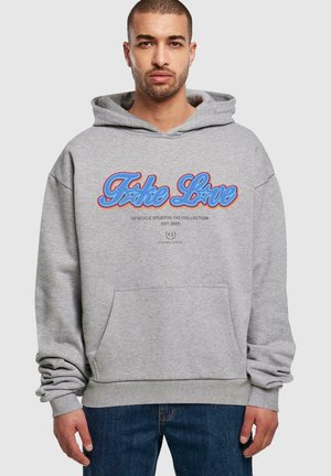 Grå hettegenser med frontlomme, med blå og rød tekst "Take Love" og merke logo. Den har snor i hetta og ribbestrikkede mansjetter.