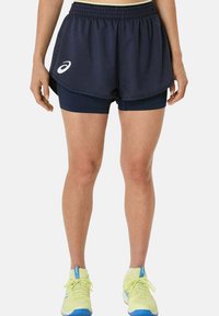 Shorts de course navy avec une taille élastique, un design superposé et des shorts internes. Comprend un logo blanc et un tissu qui évacue l'humidité.