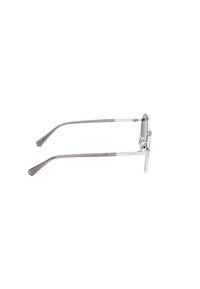 Gafas de sol con un delgado marco de metal plateado, lentes redondeados, varillas rectas y extremos con goma para mayor comodidad. Diseño minimalista, sin patrones ni acentos.