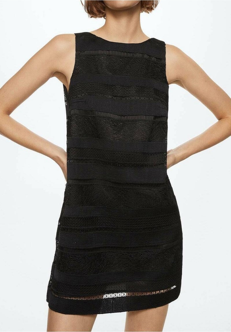 Robe noire sans manches avec des rayures horizontales texturées et une finition en tissu lisse. Présente une coupe droite et une longueur au-dessus du genou.