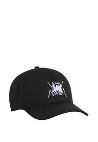 Casquette de baseball noire en coton avec une visière courbée. Présente un texte brodé en blanc "DUMM" et des accents en zigzag à l'avant.