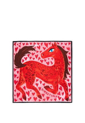 Caballo rojo con ojos azules y melena oscura sobre un fondo rosa lleno de corazones rojos, firmado "BIMBA Y LOLA" en la parte inferior derecha.