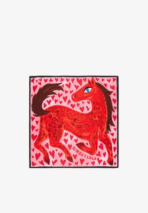 Caballo rojo con ojos azules y melena oscura sobre un fondo rosa lleno de corazones rojos, firmado "BIMBA Y LOLA" en la parte inferior derecha.