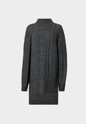 Abito lungo grigio scuro a maglia con collo alto a costine, polsini e orlo, su sfondo bianco.