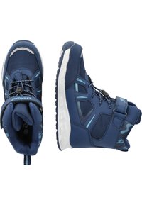 Stivali per bambini blu navy con tessuto in rete, suole in gomma, dettagli unici e testurizzati, lacci elastici e cinturino regolabile per una vestibilità sicura.