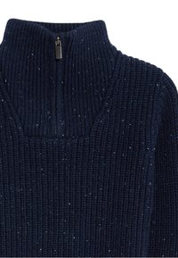 Marineblauer Strickpullover mit hohem Kragen, der eine dezente Textur, einen Reißverschluss und verstreute, hellfarbige Sprenkel aufweist.