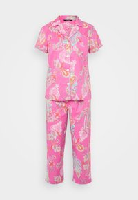 Rozā pidžamu komplekts ar paisley rakstu, ar īsām piedurknēm, apkakli un pogām, kā arī atbilstošas bikses ar brīvām piegriezumu.