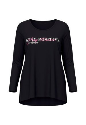 Chemise noire à manches longues avec un col rond, présentant le texte superposé « STAY POSITIVE » en blanc et rose sur la poitrine.