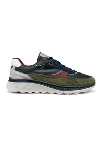 Sneaker in una combinazione di pelle blu notte, suede oliva e accenti bordeaux. Presenta una suola bianca con dettagli testurizzati e lacci scuri.