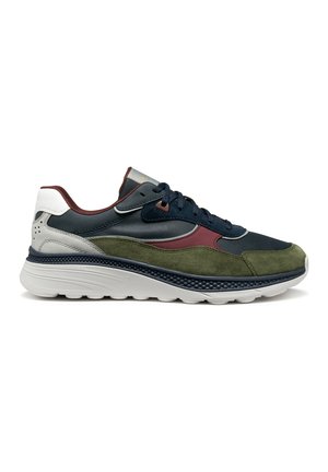 Zapatilla con una combinación de cuero azul marino, ante olivo y acentos burdeos. Cuenta con una suela blanca con detalles texturizados y cordones oscuros.