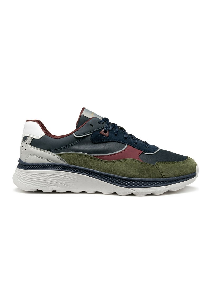Sneaker in una combinazione di pelle blu notte, suede oliva e accenti bordeaux. Presenta una suola bianca con dettagli testurizzati e lacci scuri.