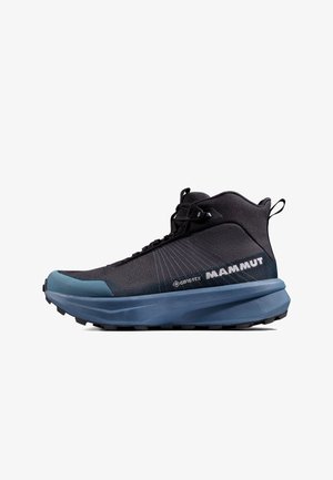 Wysokie buty hikingowe w kolorze czarnym, z cholewką GORE-TEX, niebieskimi akcentami, fakturowanym materiałem i wytrzymałą podeszwą zapewniającą przyczepność.