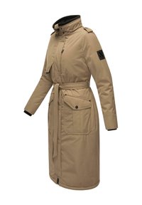 Beige lange bereikjas met een riem, hoge kraag en een ritssluiting aan de voorkant. Bevat twee grote voorzakken en een zwarte patch op de mouw.