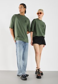 YOURTURN UNISEX - Print T-shirt - thyme