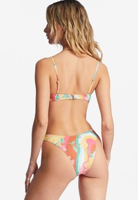 Bikini-set met een bloemenpatroon in oranje, roze en blauwe tinten. Gemaakt van rekbaar materiaal, het heeft dunne verstelbare schouderbandjes en een haaksluiting aan de achterkant.