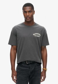 Superdry & Co TATTOO BACK GRAPHIC - Camiseta estampada - charcoal