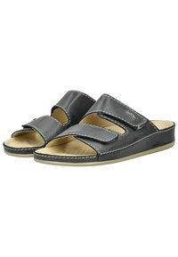 Sandales à glissière en cuir noir avec deux lanières réglables et des coutures contrastantes. Design ouvert avec une semelle plate pour le confort.