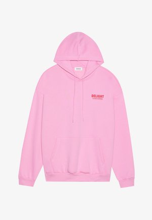 Růžová mikina vyrobená z měkké látky s přední kapsou, kapucí na šňůrky a slovem "DELIGHT" tištěným červeně na hrudi.
