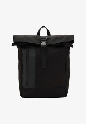 Czarny plecak typu roll-top z regulowanym paskiem, zewnętrzną kieszenią na zamek, gładką fakturą i minimalistycznym designem. Wykonany z wytrzymałego materiału, z akcentami w różnych kolorach.