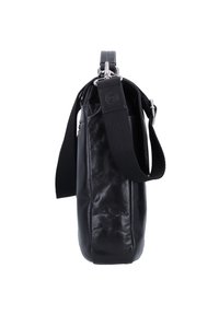 Bolso de hombro de piel negra con acabado texturizado, que cuenta con una amplia correa ajustable y herrajes metálicos para un transporte seguro.