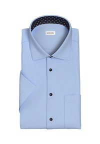 Camicia azzurro chiaro realizzata in tessuto texturizzato, con colletto ad ampio, interno decorato, bottoni neri e una singola tasca sul petto.