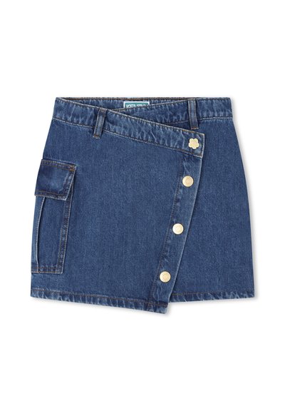 Gonna in denim blu scuro, con design a portafoglio, tasca laterale e cinque bottoni color crema lungo la parte anteriore per la chiusura.